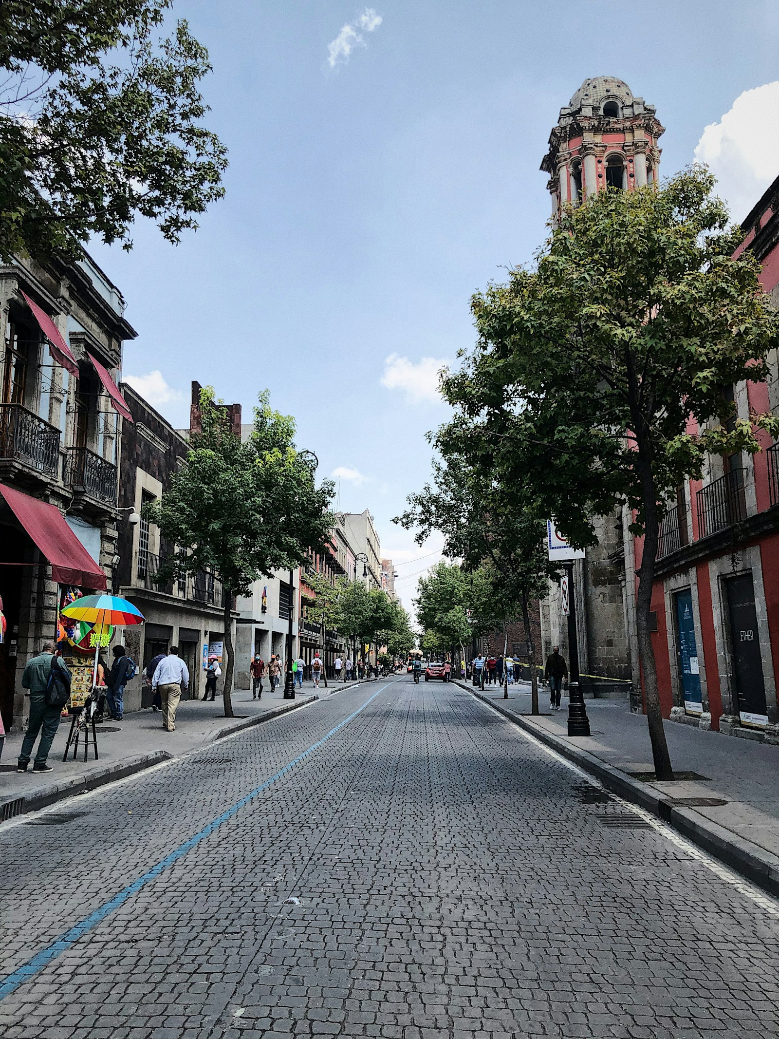 Calle del Centro Historico con personas caminando y arboles